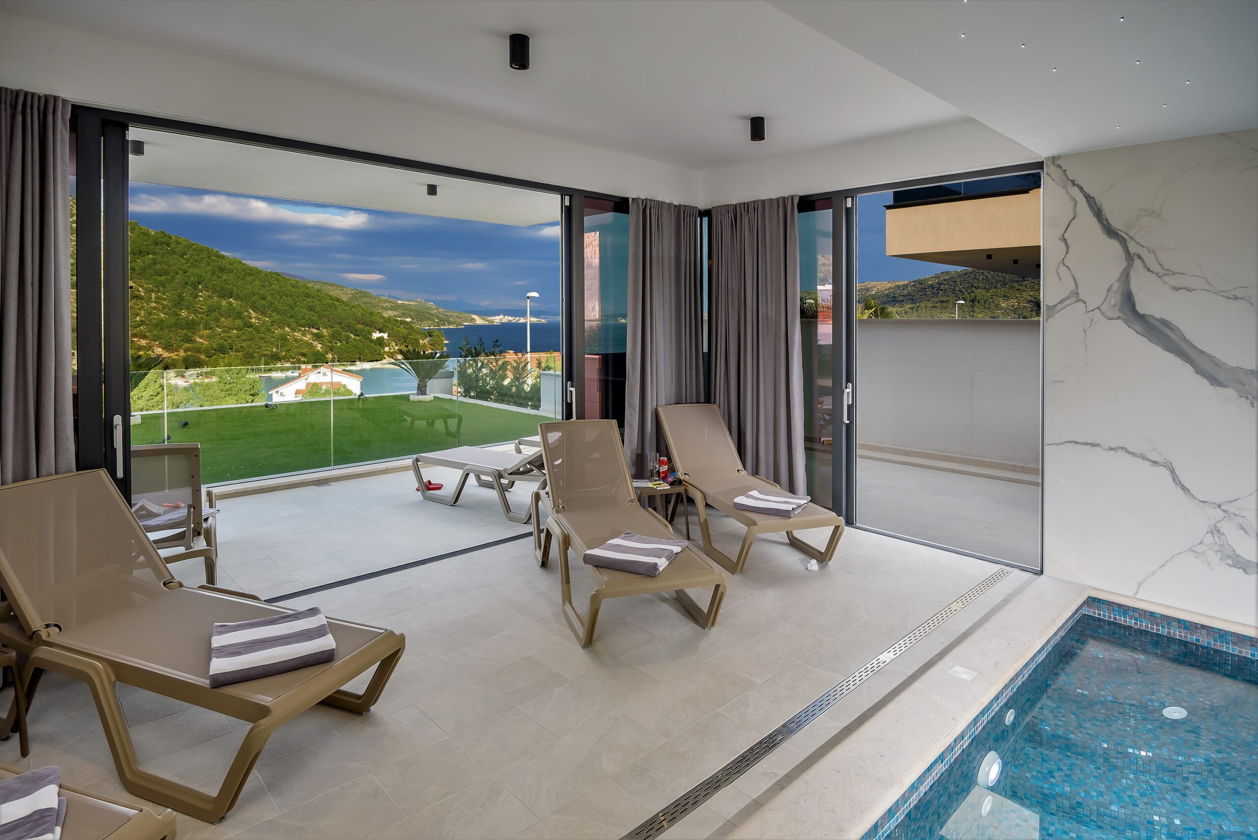 Villa 1 swimming poll insinde with sea view _ Hotel 1 swimming pool with sea view